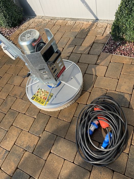 Inchiriez perie curatat spalat pavaj pardoseli covoare mochete