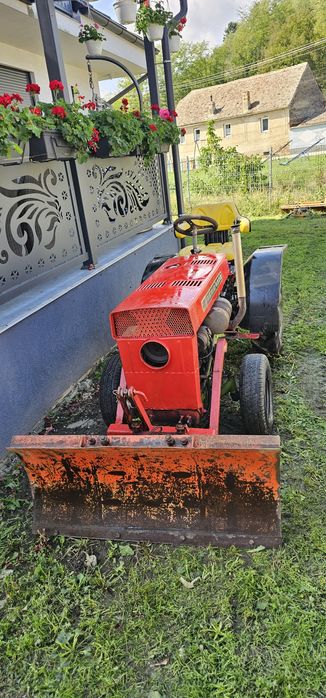 Tractoras agria cu lama pentru zapada