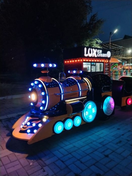 Паровоз на колесах , поезд, аттракцион, десткий транспорт