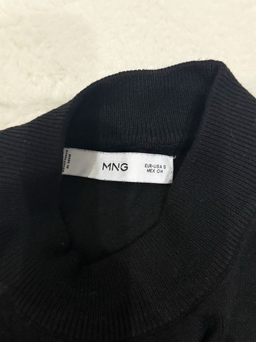 Черен топ от Mango.