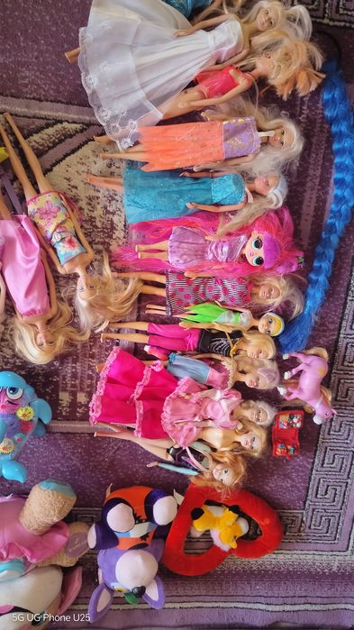 Продавам лотове играчки,много кукли , плюшени играчки, пиано малко и дървена масичка за къща за кукли.