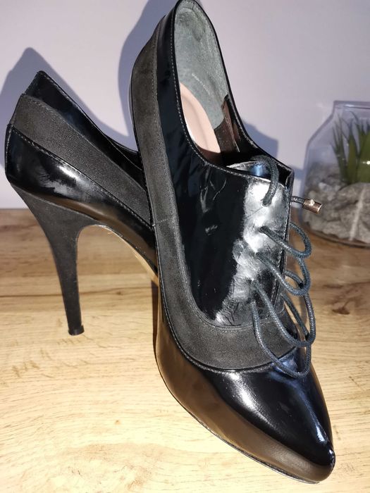 Висок стил Черен велур и лак DUNE UKпроизход