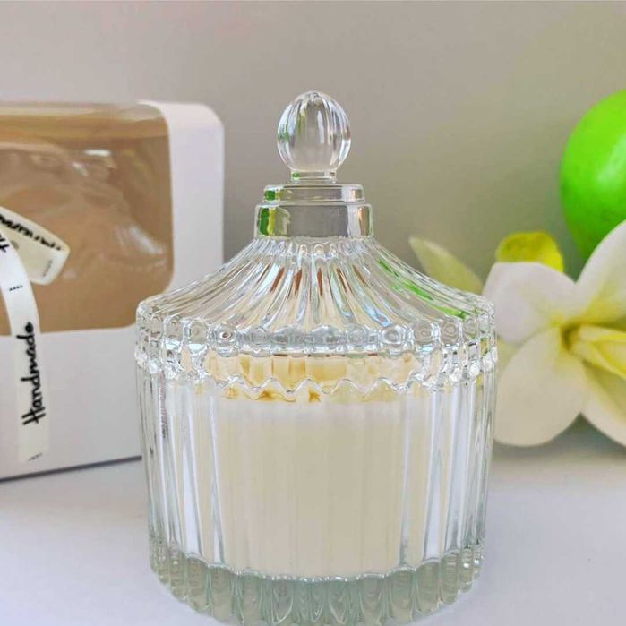 Lumânare parfumată cu fitil din lemn Elysium- Frezii - Pere-Mosc