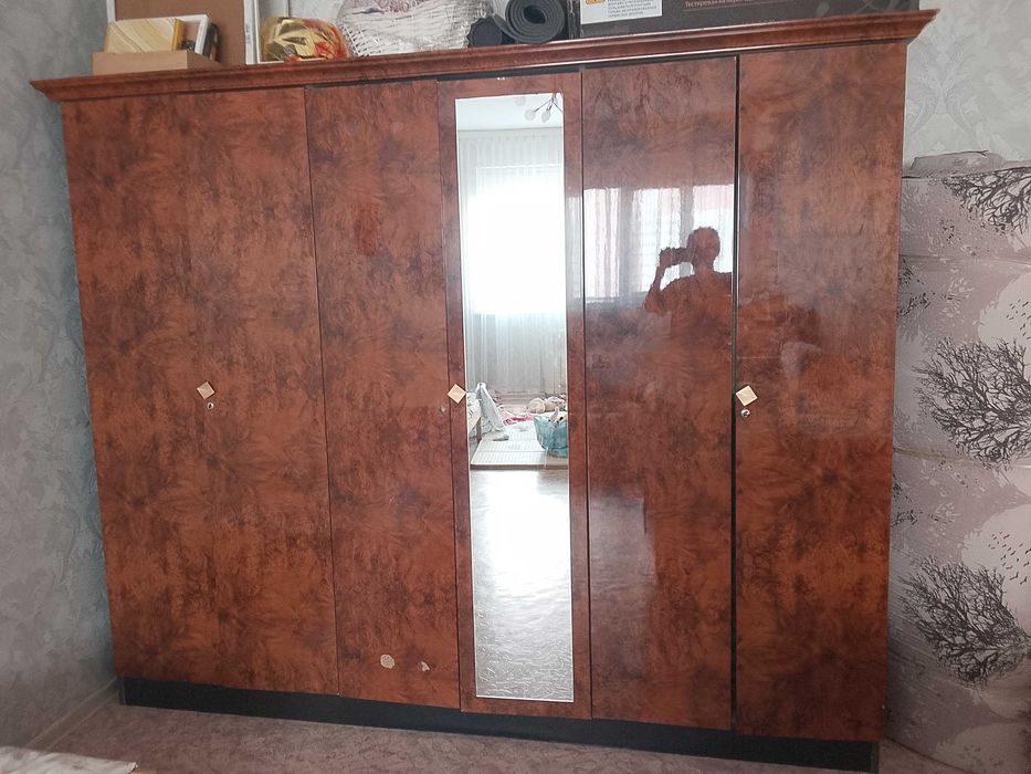 Лакированный шкаф