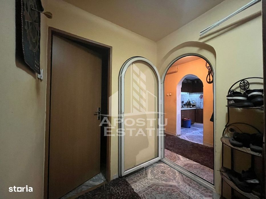 Apartament cu 3 camere, 2 bai, 2 balcoane, zona Vladeasa