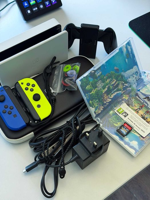 Nintendo Switch OLED 256GB + 4 Joy-Con-а + 2 игри + Carrying Case + подарък