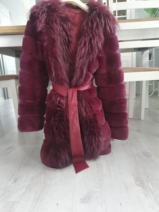 Луксозен  кожух от чинчила и богата яка от лисица,