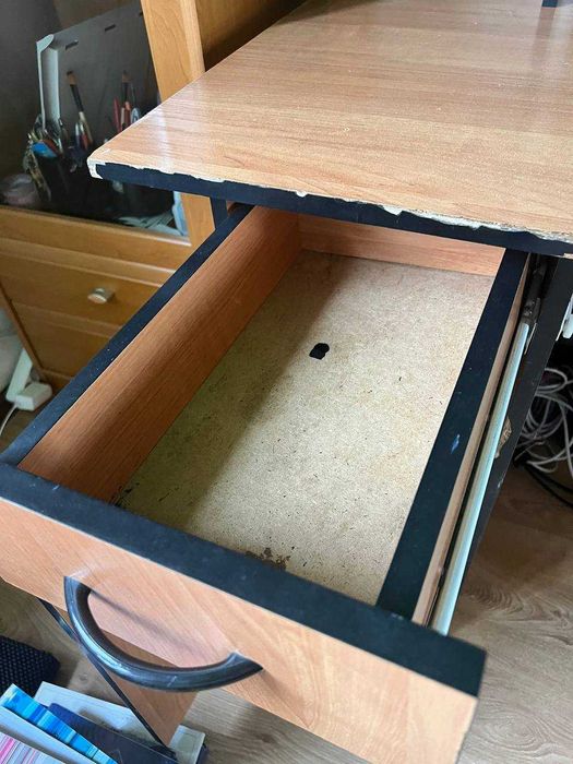 Компьютерный стол с полками