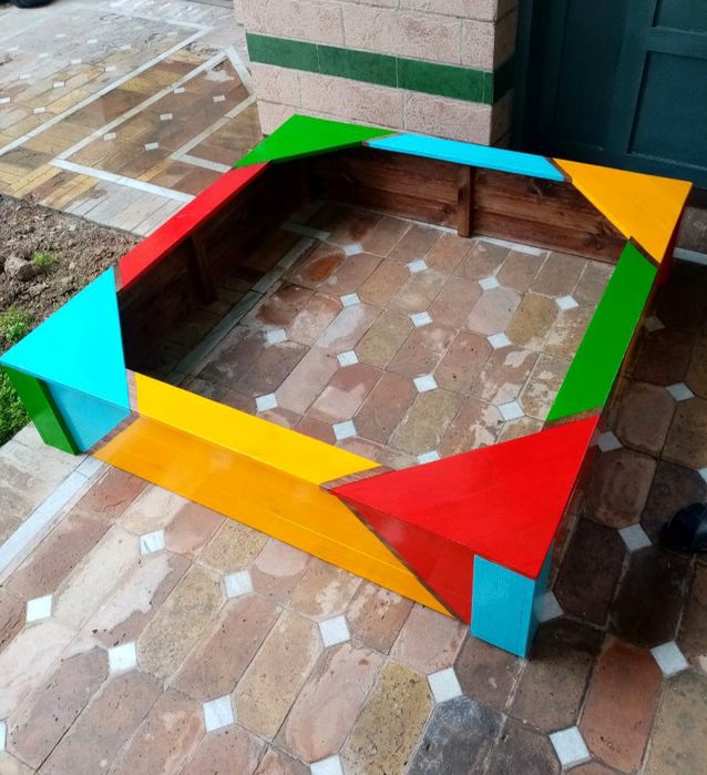 Песочница из натурального дерева.