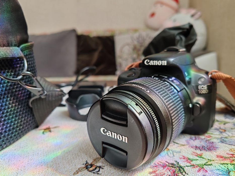 Фотоапарат DSLR Canon 100D + обектив  EF-S 18-55