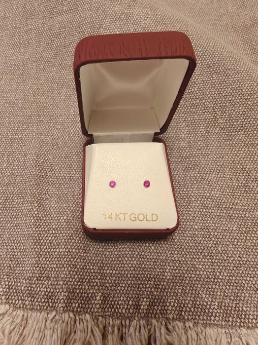 Златни обеци - елегантни с червен кристал