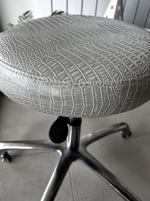 Фризьорска табуретка