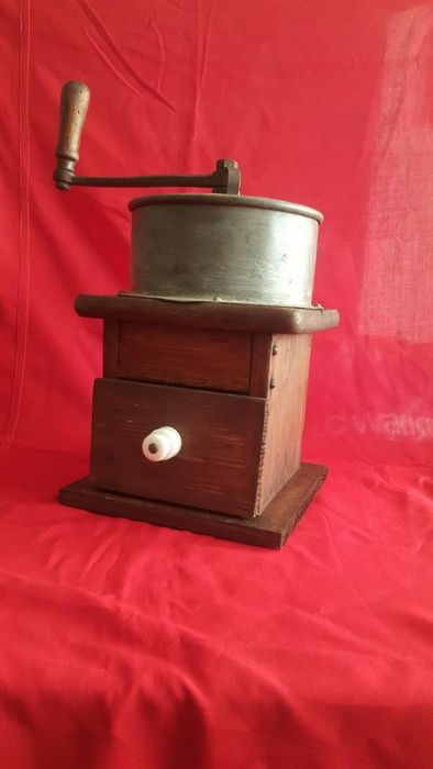 Старинни-  кръчмарска  мелница кафе и Действащ модел  на парна машина