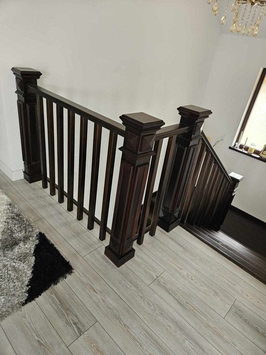 Scări din lemn masiv, balustrade lemn și sticlă securizată