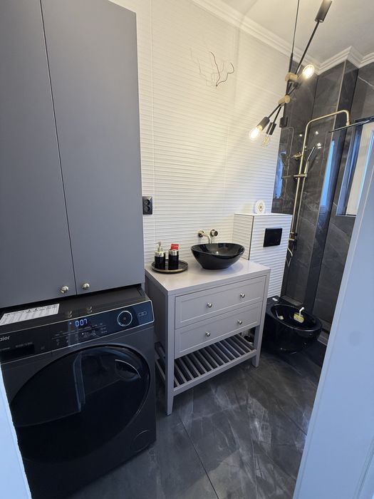 De închiriat – Jumătate de duplex modernă, cu grădină generoasă
