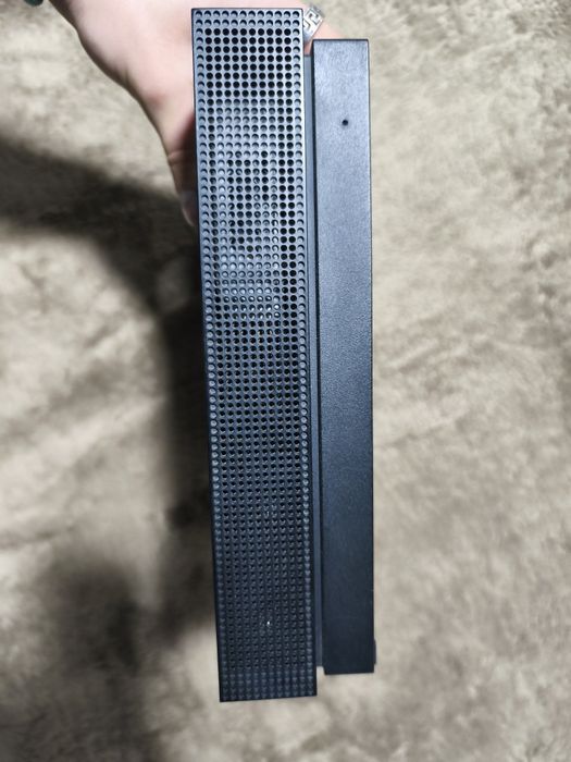 Vând Xbox one X 1tb 1 controller