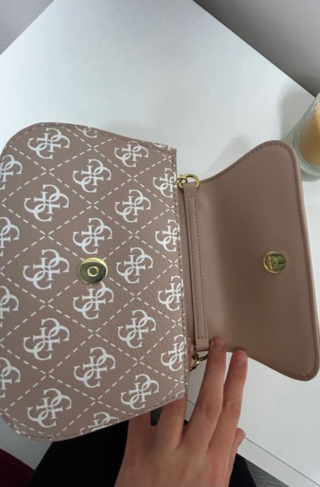 Нова Мини дамска чанта Guess. Доказан Произход Guess Europe Sagl, 2022