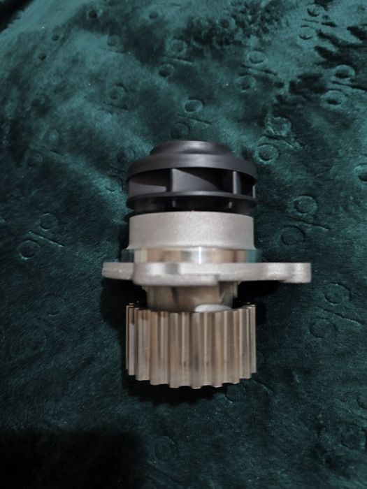 Срочно Продам водяной насос (помпа) лада веста