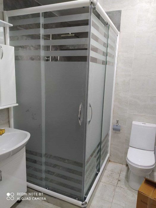 Душевые кабины и перегородки из калённого стекла под ключ!