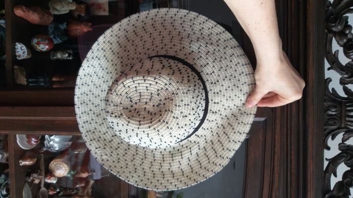 Pălărie fedora cu bentiță neagră, mărime universală.