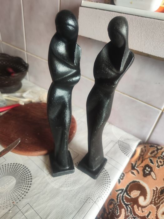 Vând două statuete din fonta.