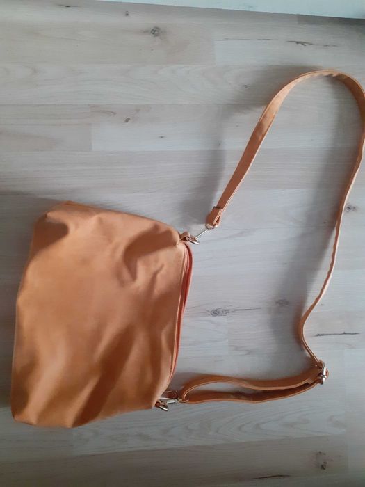 Дамска чанта нова, интересен цвят