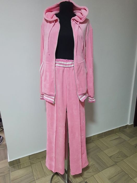 Trening catifea cu hanorac cu dungi albe si pantaloni model drept