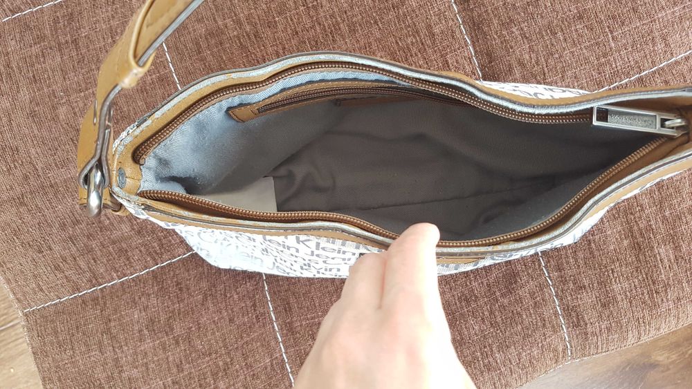 Ежедневна чанта - сива с надпис Сalvin Кlein, с кафява дръжка