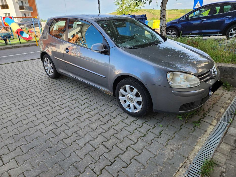 Vând VW Golf 5 gri metalizat, 2005, cutie manuală, 600 euro