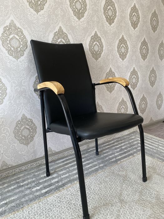 Продам стул с подлокотниками (как новый)