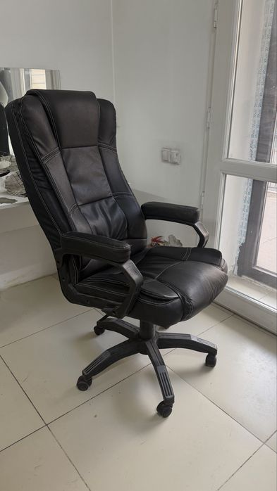 Кресло кожаное черное