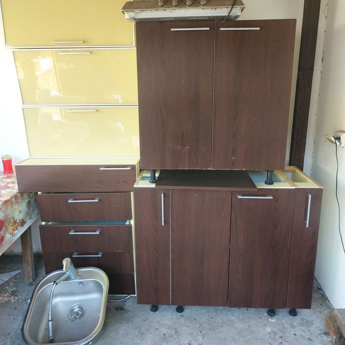 vind bucatarie folosita inclusiv plita pe gaz.