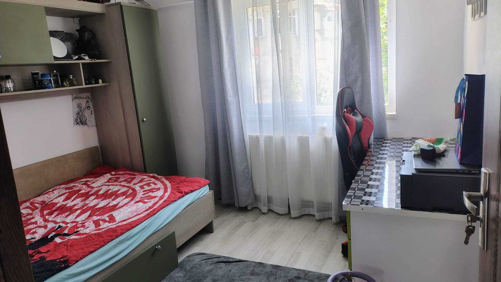 Vând apartament cu 3 camere în zona centrală.