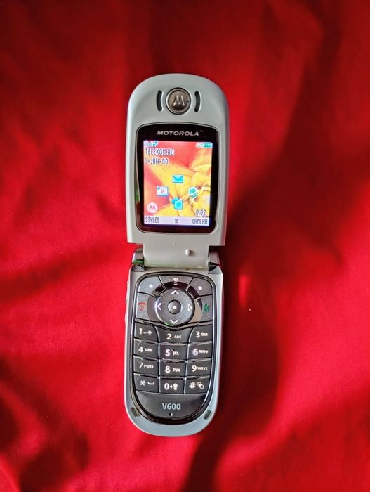 Motorola v600 ( decodat, baterie foarte buna)
