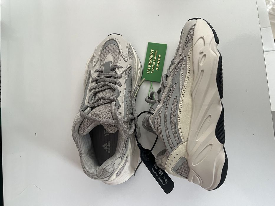 Adidasi Yezzy Boots 700 v2