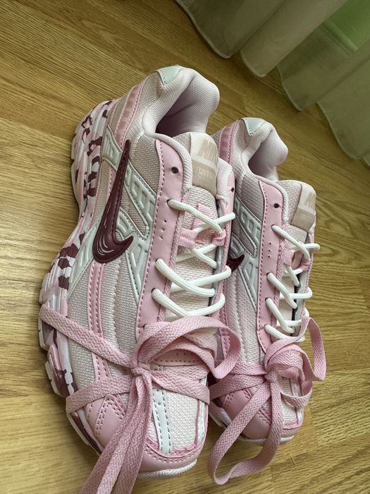 Nike Initiator •