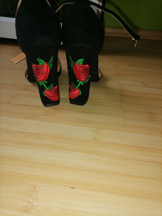 Sandale noi mărimea 37