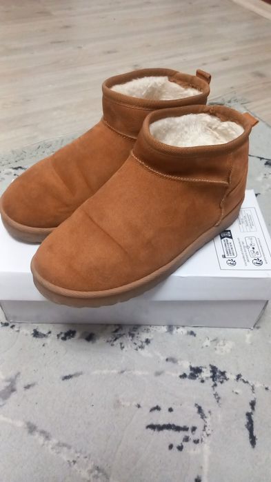 Vând ugg noi nr 37 plus un cadou