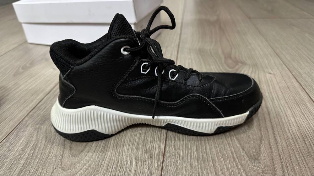 Продаются кроссовки.