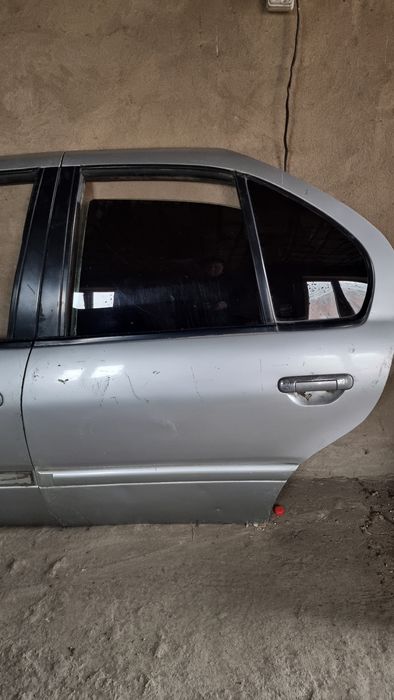 Nissan Primera Дверь