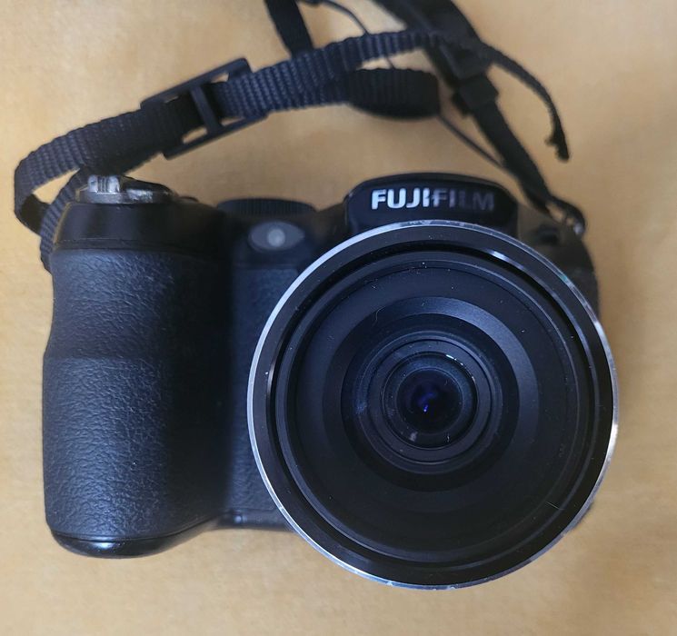Aparat foto FujiFilm FinePix S1800, impecabil
