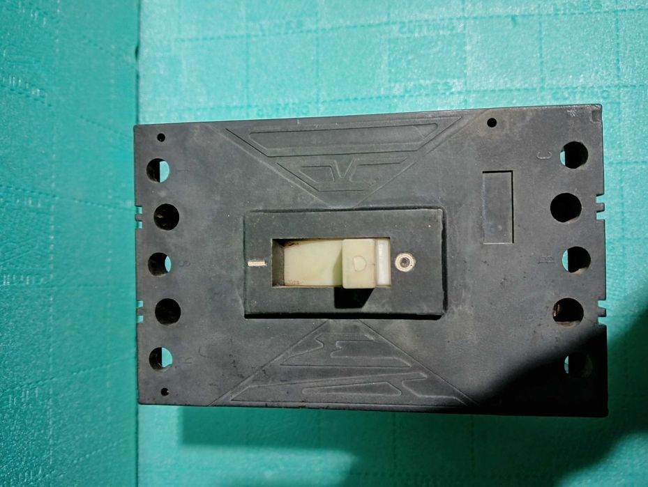 intrerupator usol  (pentru baterii, panouri solare) amro 100