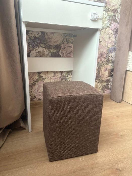 Дамский столик с пуфиком