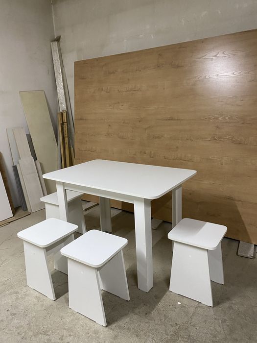 Стол/кухонный/табуретками