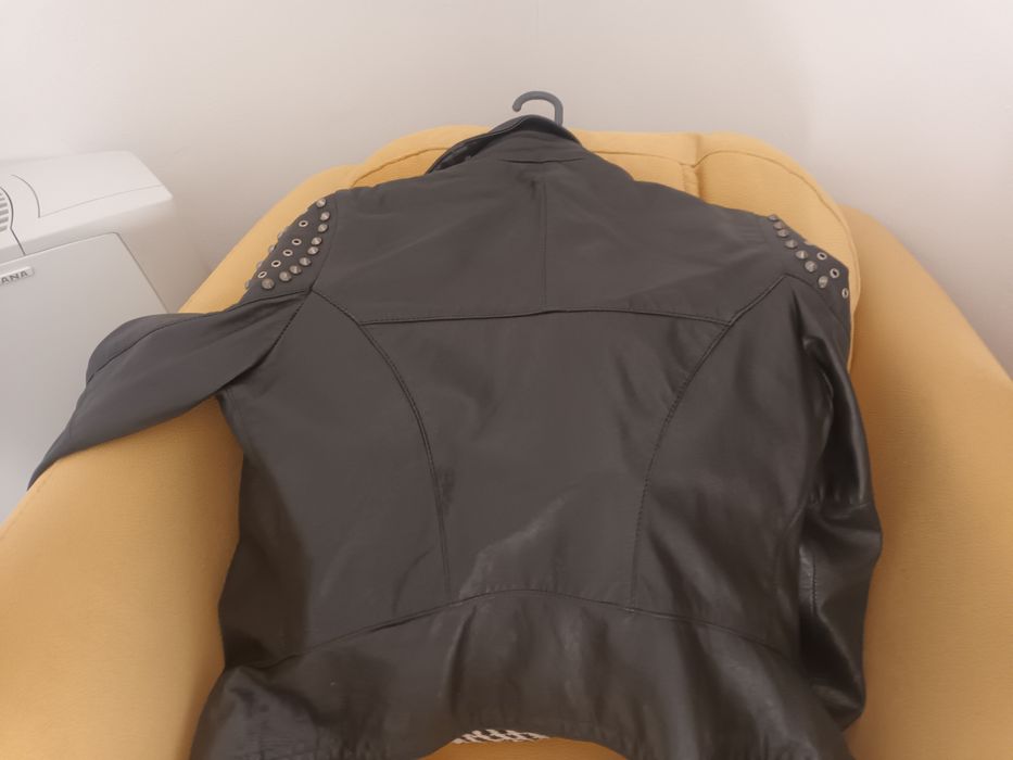 Geaca rock piele moale ,cu tinte 38 -40