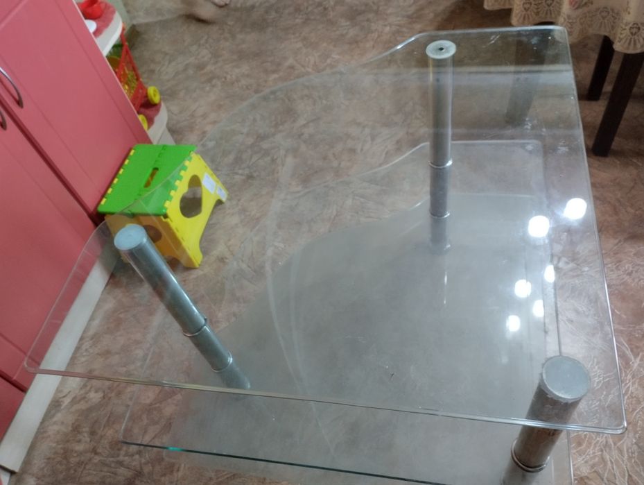 Стеклянная полка под теливизор