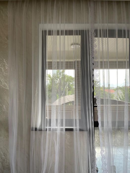 Тюль для окна у лестницы