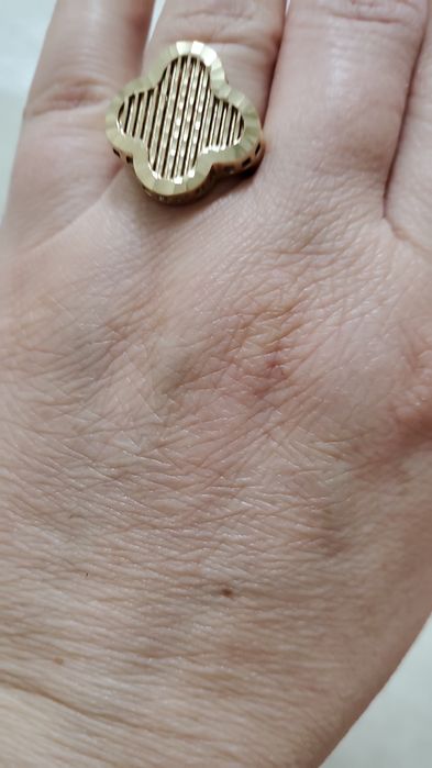 Продам красивый золотой комплект  585 проба