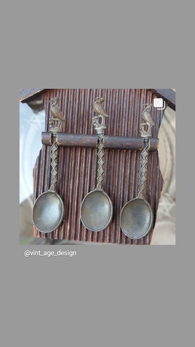 Винтидж  калаени лъжици върху дървен постамент