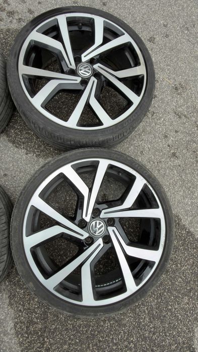 Продавам джанти GENUINE VOLKSWAGEN GOLF GTI BRESCIA 19" ( гумите са подарък ! )